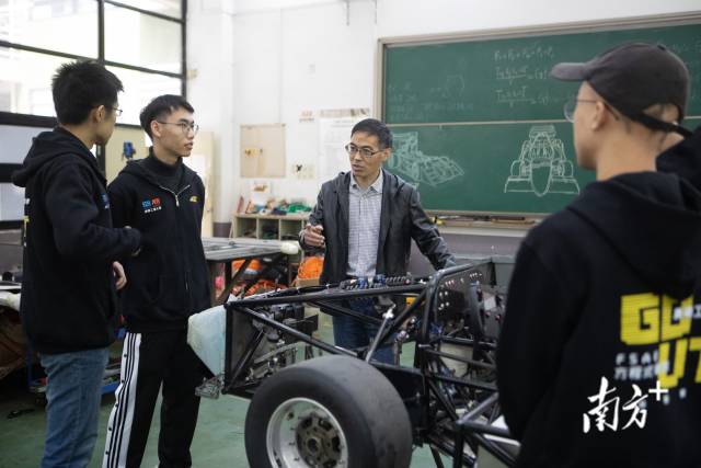 指导老师敖银辉与队员们探讨新车目前的性能。 