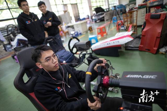 黎浩斌课余时间在车间模拟器上练习车技。 